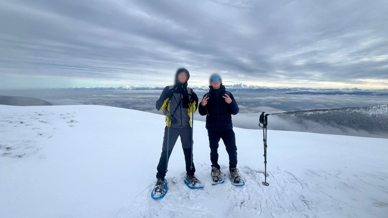 Deux élèves au sommet, face au Mont-Blanc qui se dévoile