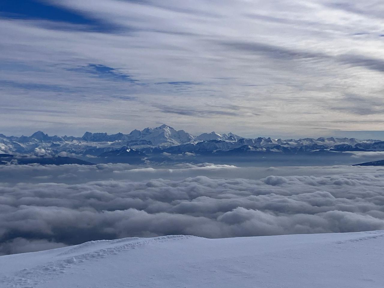 Le massif du Mont-Blanc, posé sur un océan de coton
