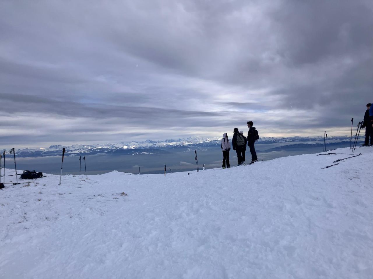Trois silhouettes au bord du plateau, contemplation
