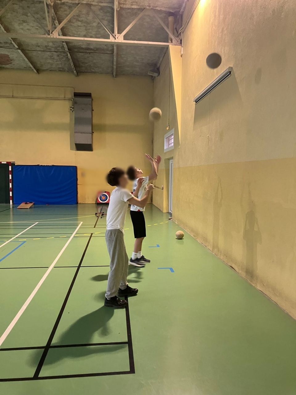 Service au volley — coordination et explosivité